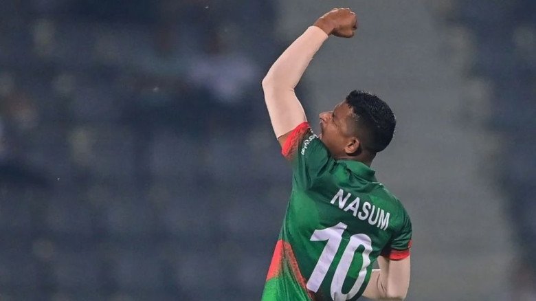 “তৃতীয় বলেই উইকেট পেলেন নাসুম।” “তৃতীয় বলেই উইকেট পেলেন নাসুম।”