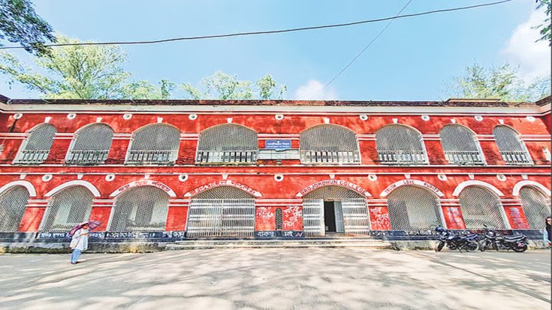সংগ্রাম ও ইতিহাসের সাক্ষী বিএম কলেজ গৌরব হারাচ্ছে সংগ্রাম ও ইতিহাসের সাক্ষী বিএম কলেজ গৌরব হারাচ্ছে