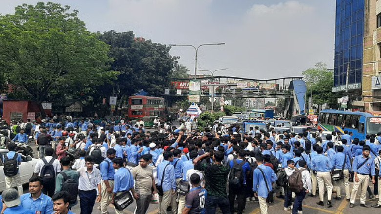 ফার্মগেটে শিক্ষার্থীদের সড়ক অবরোধ ফার্মগেটে শিক্ষার্থীদের সড়ক অবরোধ