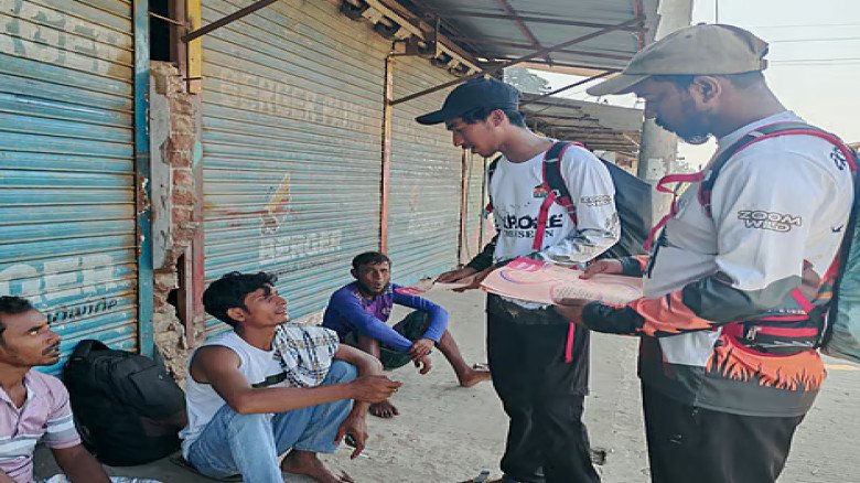 টেকনাফ থেকে হেঁটে তেঁতুলিয়া যাত্রা দুই তরুণের, দিচ্ছেন থ্যাল টেকনাফ থেকে হেঁটে তেঁতুলিয়া যাত্রা দুই তরুণের, দিচ্ছেন থ্যাল
