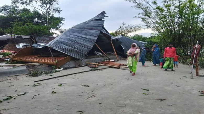 রাজশাহীতে এক রাতের বৃষ্টিতে উঠতি ধান তলিয়ে, পুকুর ও বাড়ি ক