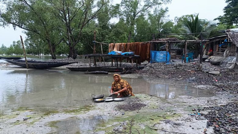 উপকূলে ঘূর্ণিঝড় ও নদীভাঙনে ঘরবাড়ি হারিয়ে শহরের বস্তিতে বাস্ত