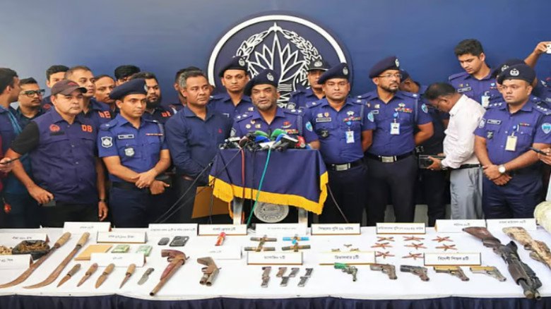 চট্টগ্রামে রাউজান থানার লুট হওয়া অস্ত্র পুকুর সেচে উদ্ধার