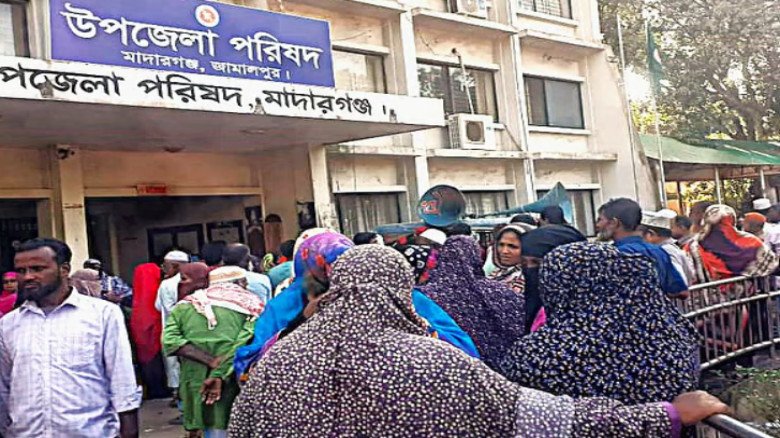 আমানতের টাকা ফেরতের দাবিতে সপ্তম দিনের মতো মাদারগঞ্জ উপজেলা 