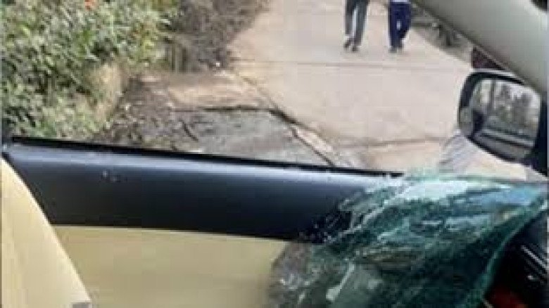 চট্টগ্রামে কাস্টমস কর্মকর্তাদের গাড়িতে হামলা, প্রাণনাশের হুম