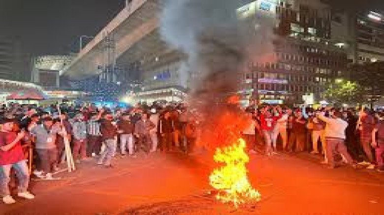 রাজধানীতে মুঠোফোন ব্যবসায়ীদের বিক্ষোভ: সার্ক ফোয়ারা মোড় অবরো