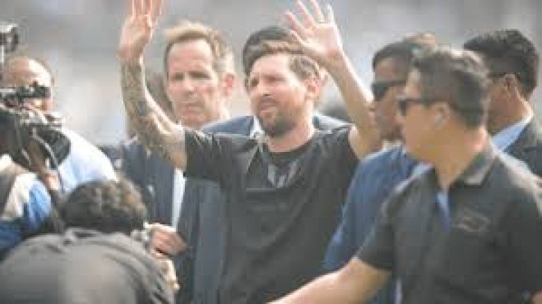 কলকাতায় মেসির আগমনে বিশৃঙ্খলা: দর্শক মাঠে ঢুকে পড়লেন, অনুষ্ঠ