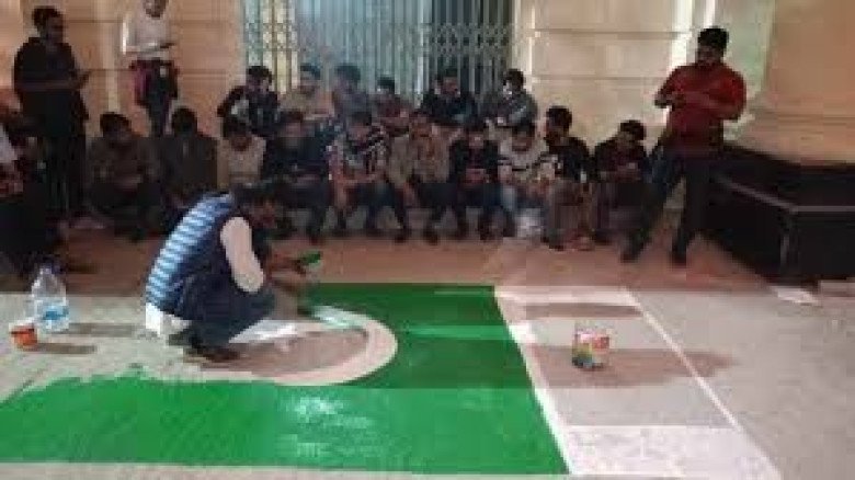 জগন্নাথ বিশ্ববিদ্যালয়ে পাকিস্তানের পতাকা আঁকার সময় শিক্ষার্থ