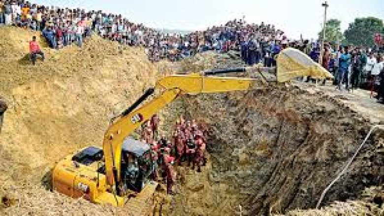 রাজশাহীতে পুকুর খনন বিরোধ: এক্সকাভেটরের নিচে চাপা পড়ে তরুণ 