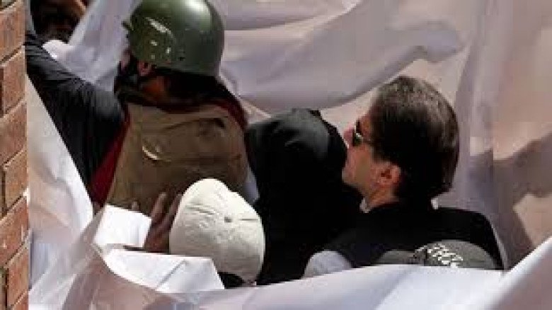 নতুন তোশাখানা মামলায় ইমরান খান ও বুশরা বিবিকে ১৭ বছরের কারাদ 