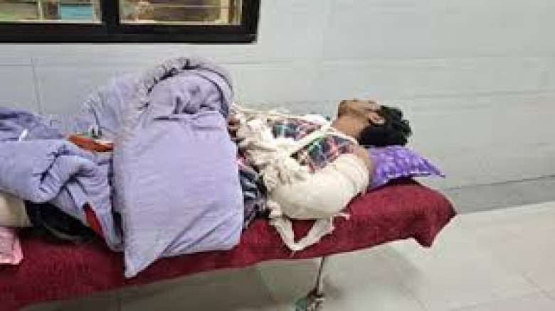 চাঁপাইনবাবগঞ্জে তরুণকে বিদ্যুতের খুঁটিতে বেঁধে কুপিয়ে জখম, দ