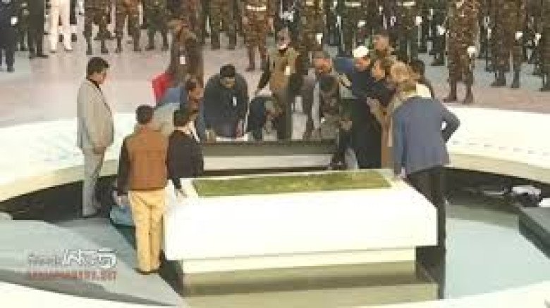 খালেদা জিয়ার কবরে শ্রদ্ধা জানাতে জিয়া উদ্যানে মানুষের ঢল